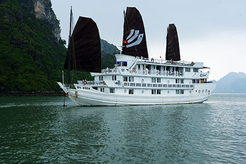 Sur la baie d’Halong avec la croisière de Bahaya 5étoiles