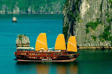 Sur la baie d’Halong avec la croisière d’Indochina Sails 4 étoiles
