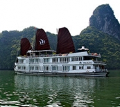 Sur la baie d’Halong avec la croisière de Pelican 5étoiles