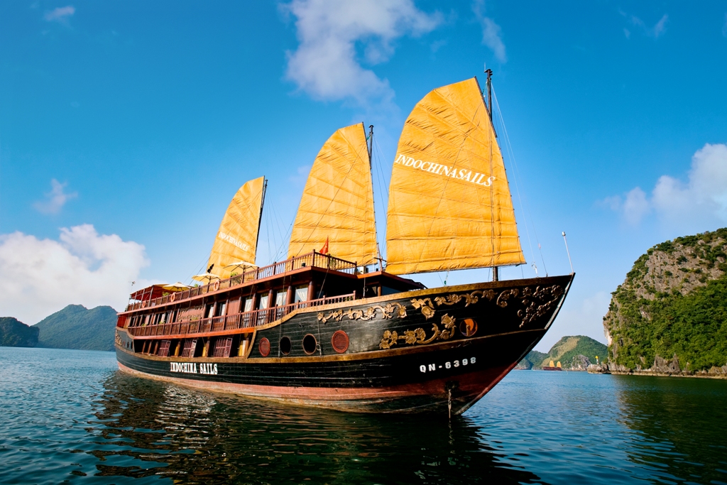 Sur la baie dHalong avec la croisire dIndochina Sails 4 toiles