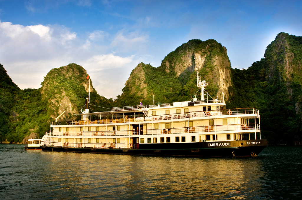 Sur la baie dHalong avec la croisire dEmeraude 