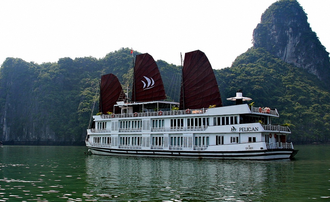 Sur la baie dHalong avec la croisire de Pelican 5toiles